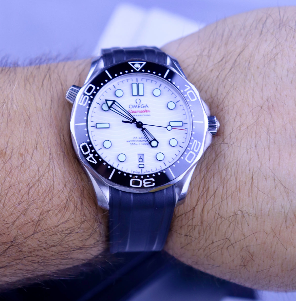 Case #652 — Omega Seamaster Professional 300 (White Rubber) Ref. 210.32.42.20.04.001