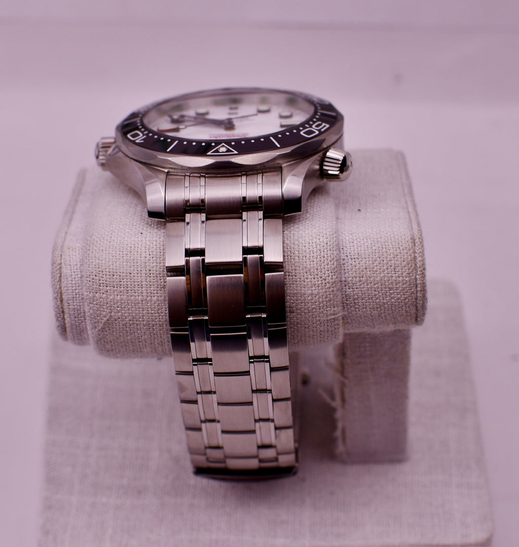 Case #686 — Omega Seamaster 300 (White) Ref. 210.30.42.20.04.001