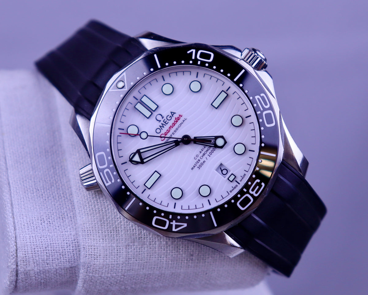 Case #652 — Omega Seamaster Professional 300 (White Rubber) Ref. 210.32.42.20.04.001