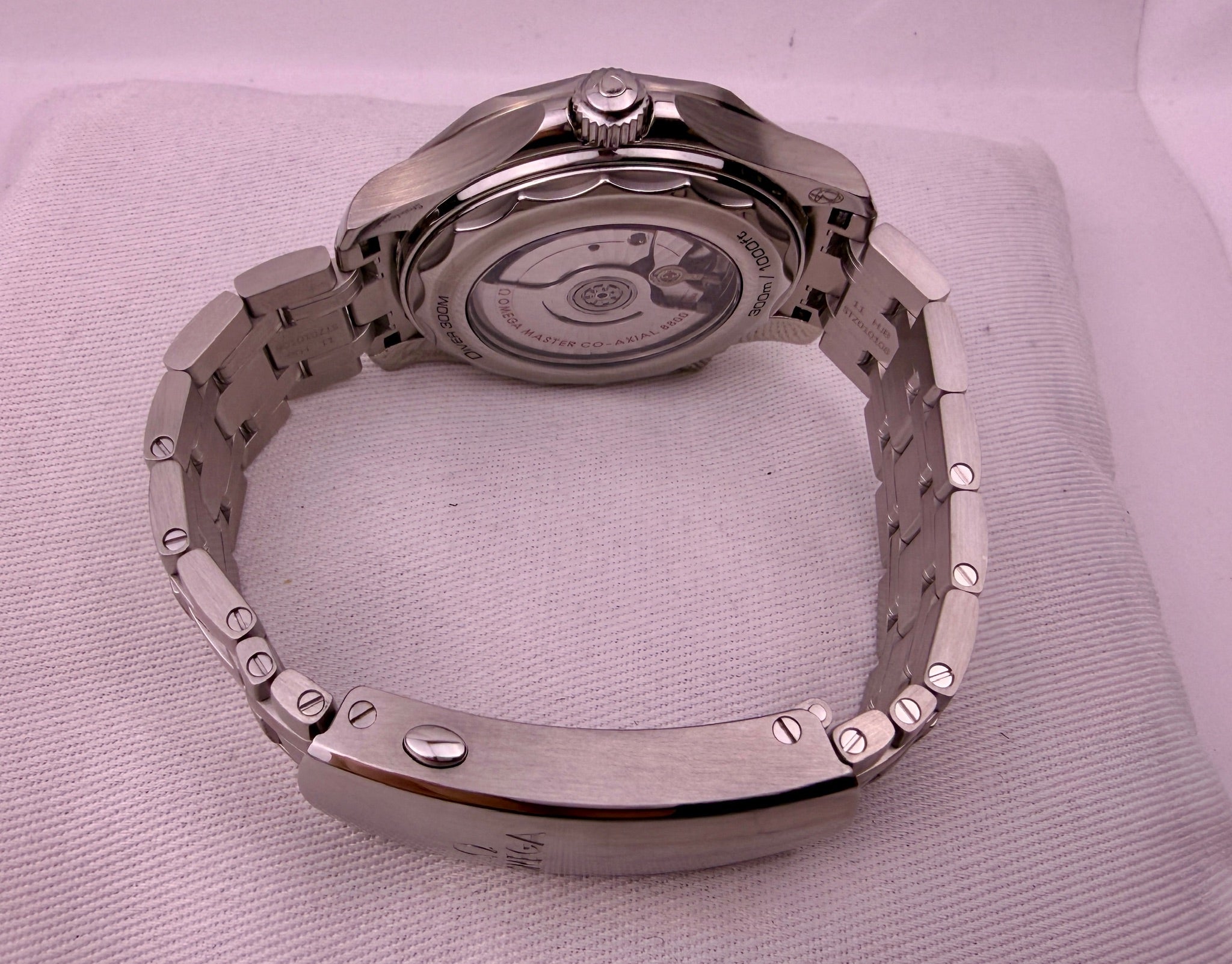 Case #440 — Omega Seamaster Professional White / Black Ref. 210.30.42.20.04.001