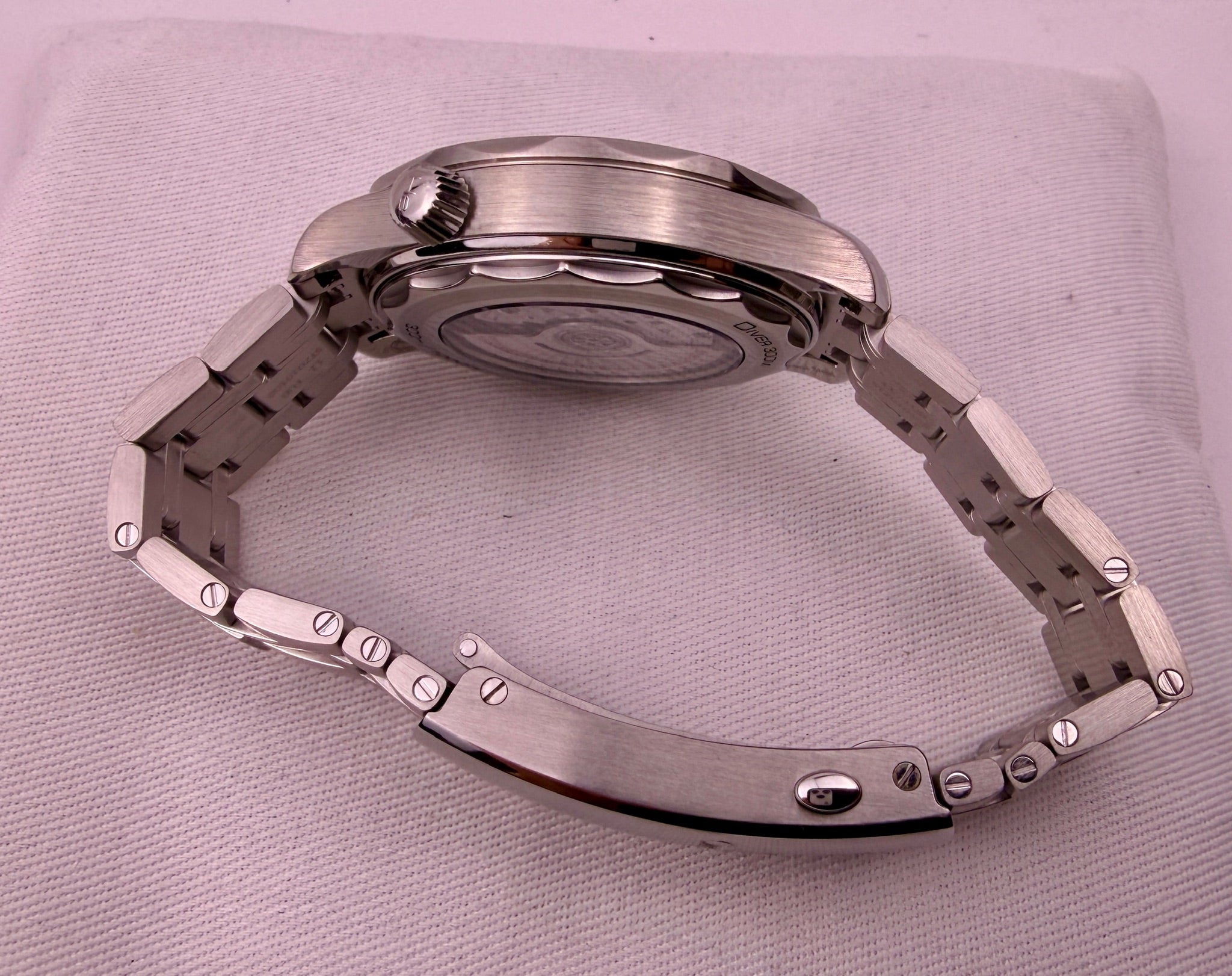 Case #440 — Omega Seamaster Professional White / Black Ref. 210.30.42.20.04.001