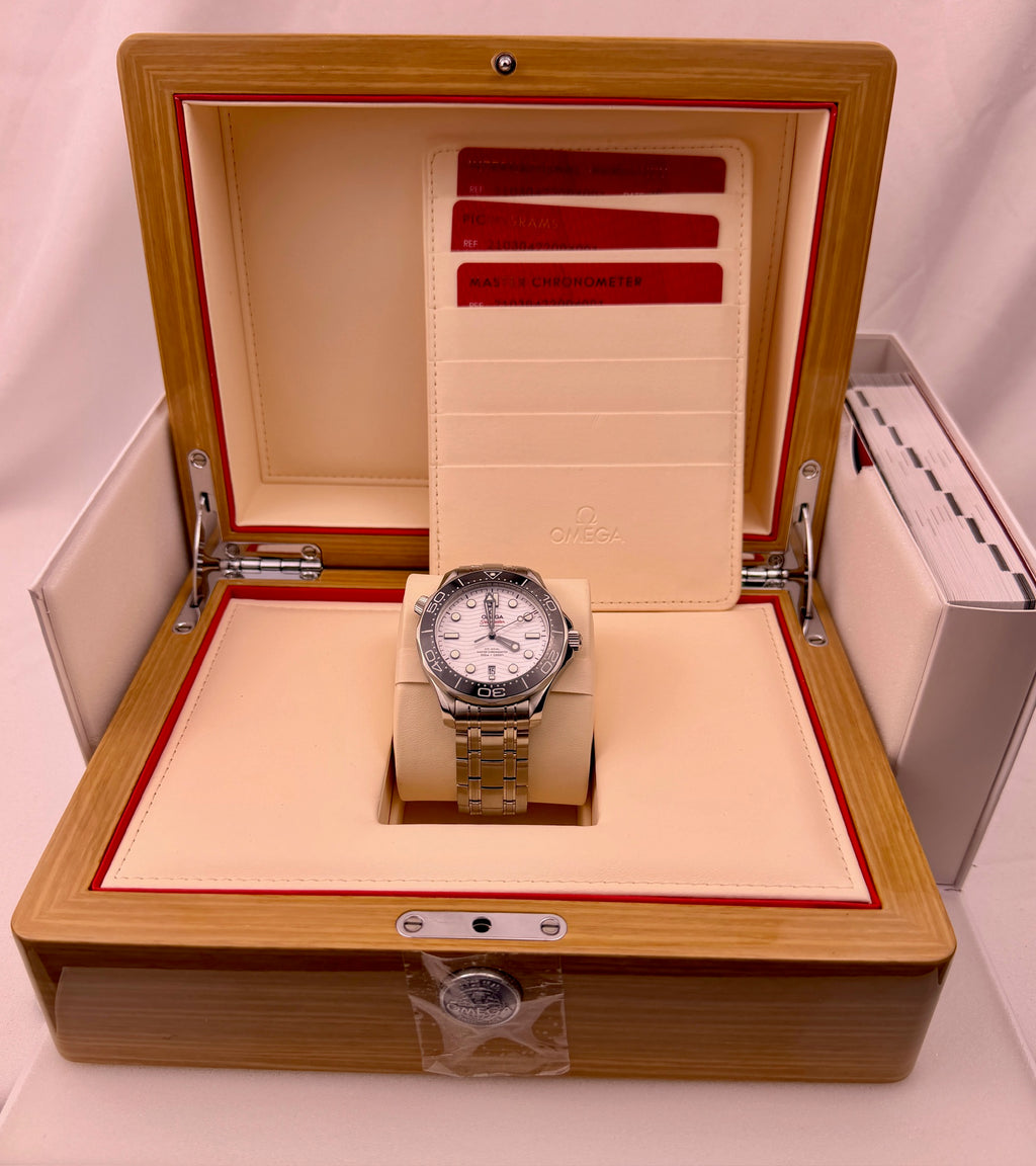 Case #440 — Omega Seamaster Professional White / Black Ref. 210.30.42.20.04.001