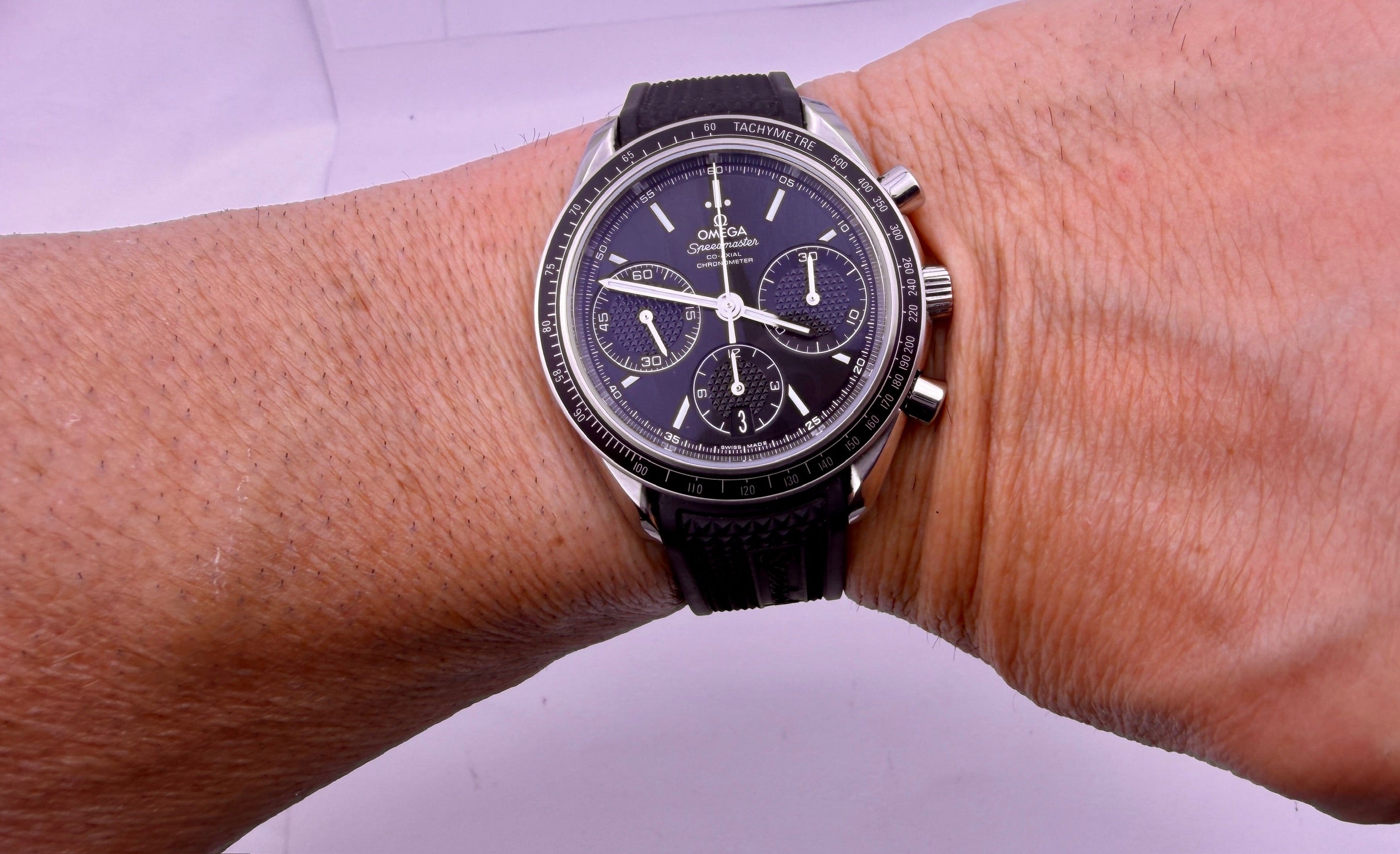 Case #410 — Omega Speedmaster Racing Black on Rubber Strap Ref. 326.32.40.50.01.001