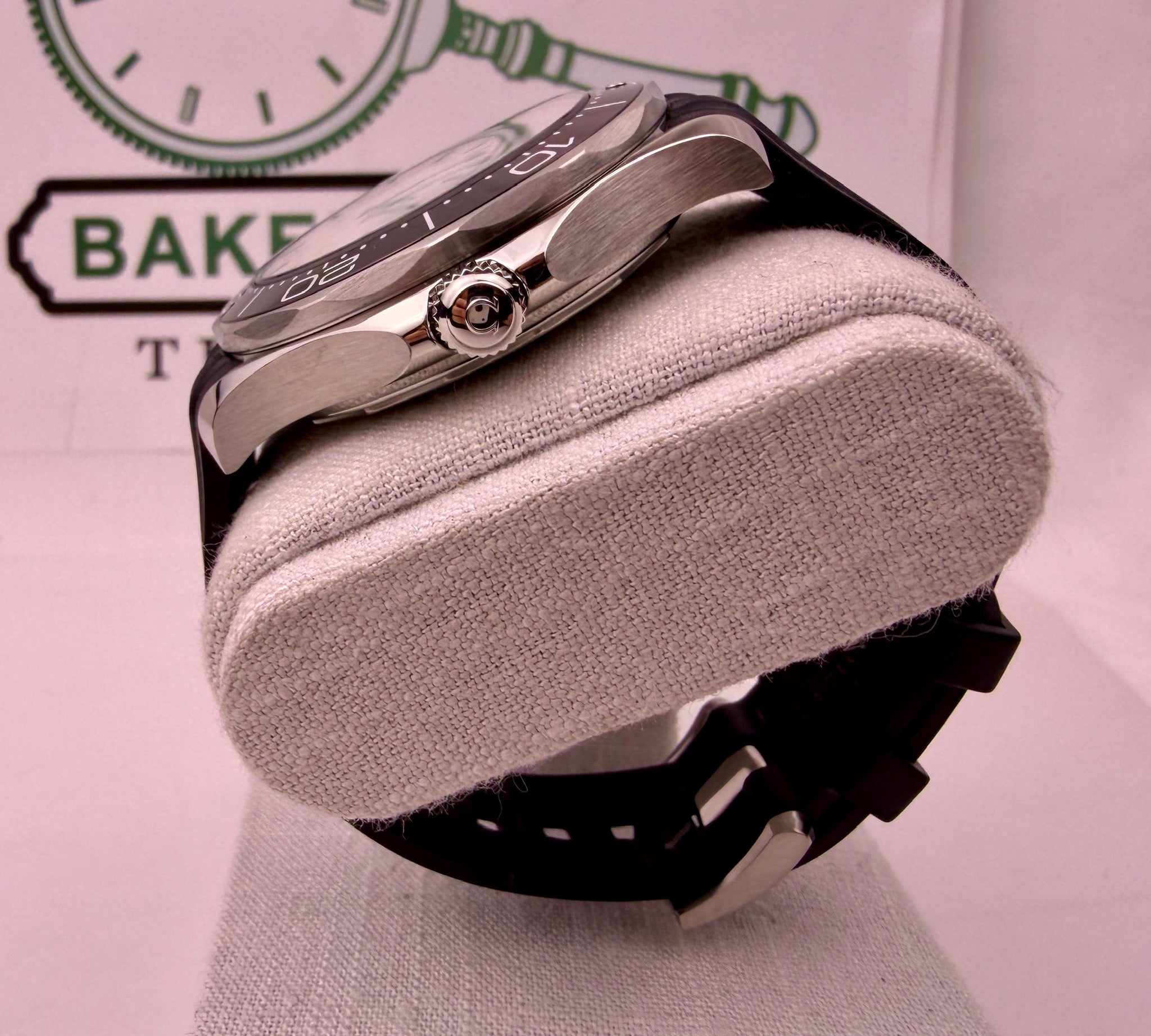 Case #516 — Omega Seamaster Professional White Dial on Rubber Strap Ref. 210.32.42.20.04.001