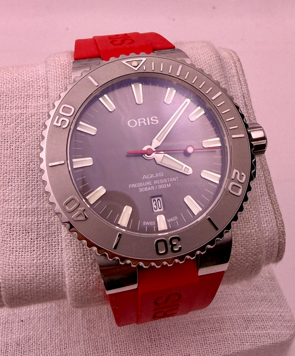 CASE #580 — ORIS AQUIS DATE RELIEF GREY DIAL / RED RUBBER REF. 01 733 7730 4153-07 4 24 66EB
