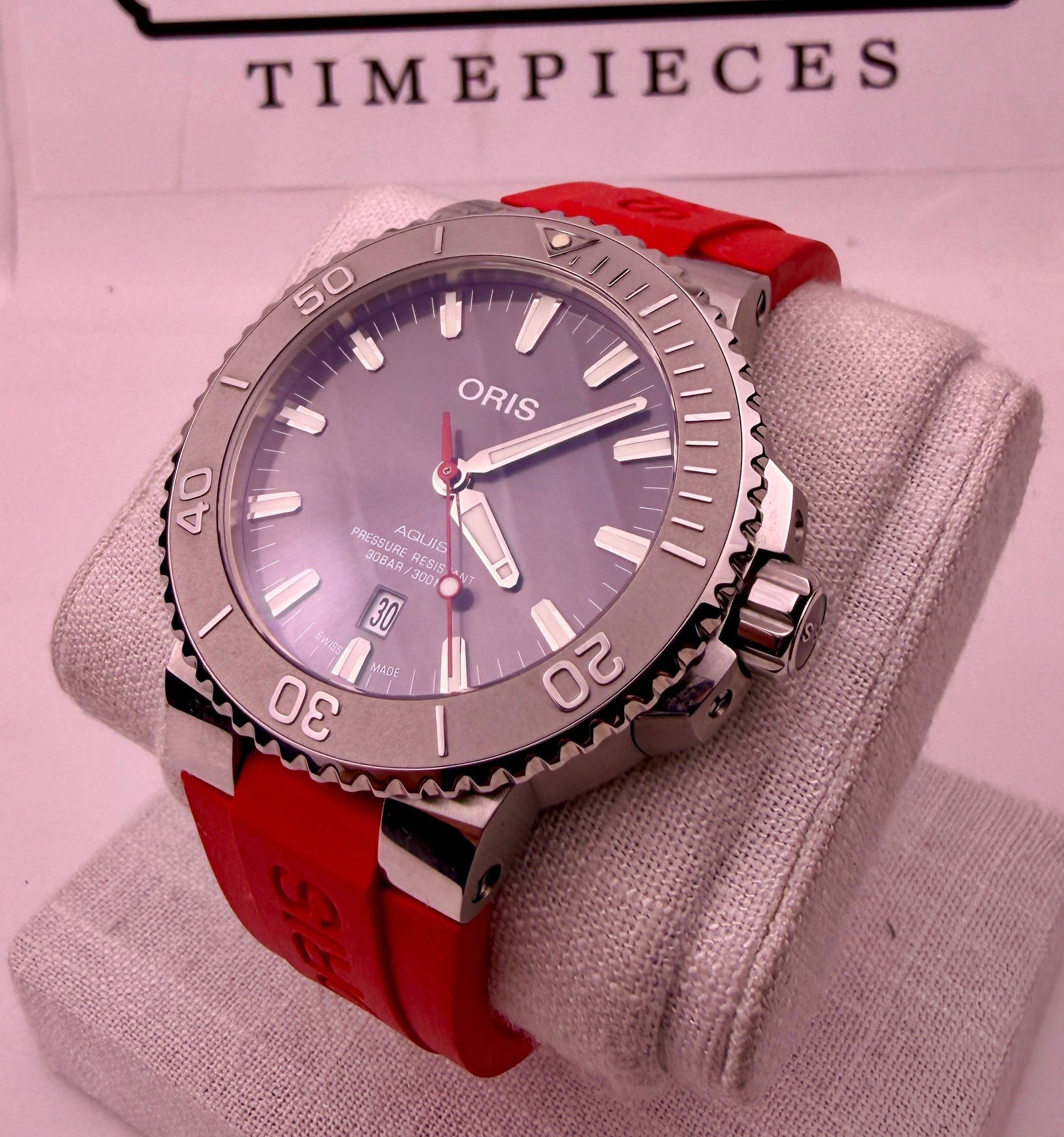 CASE #580 — ORIS AQUIS DATE RELIEF GREY DIAL / RED RUBBER REF. 01 733 7730 4153-07 4 24 66EB