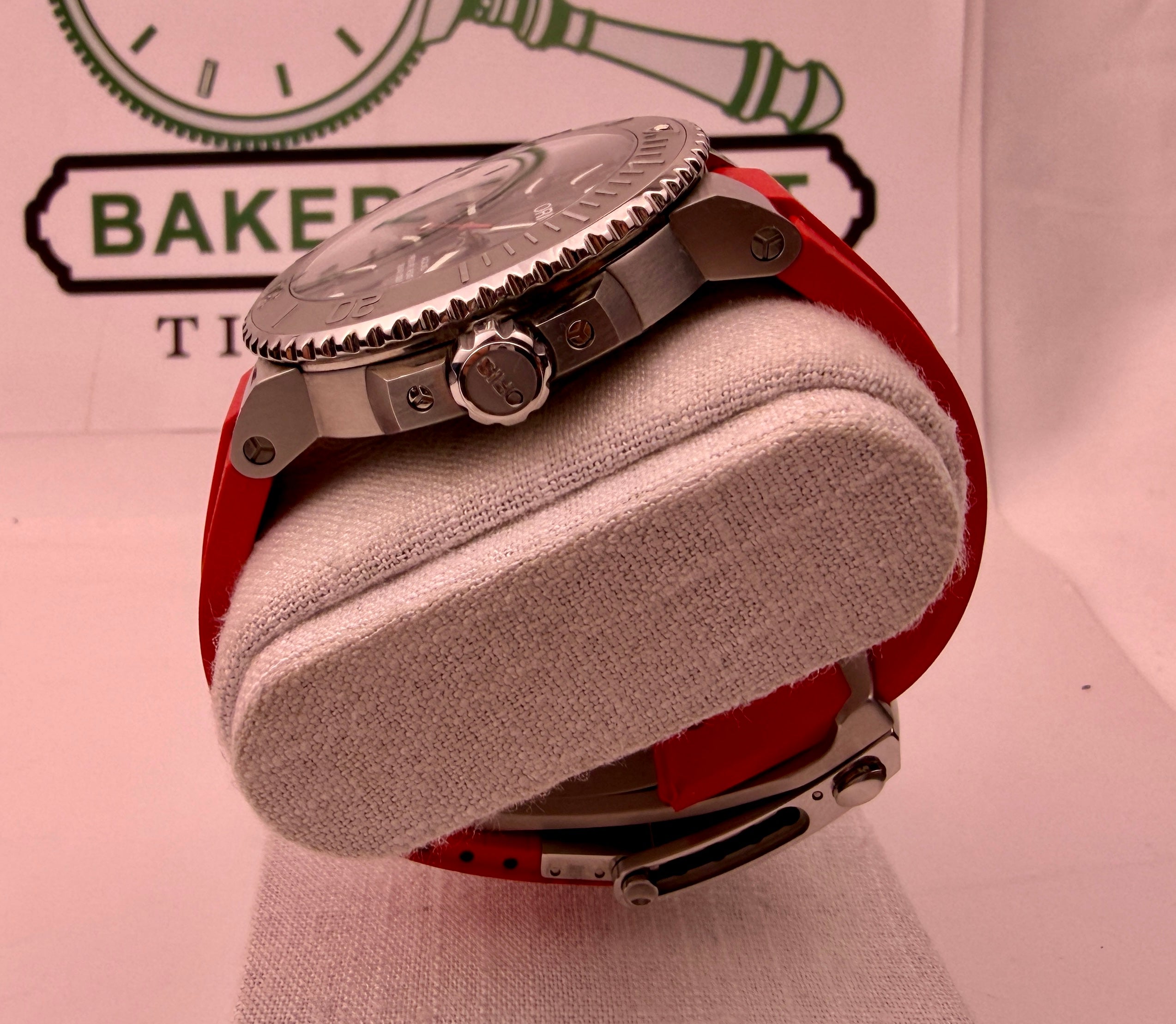 CASE #580 — ORIS AQUIS DATE RELIEF GREY DIAL / RED RUBBER REF. 01 733 7730 4153-07 4 24 66EB