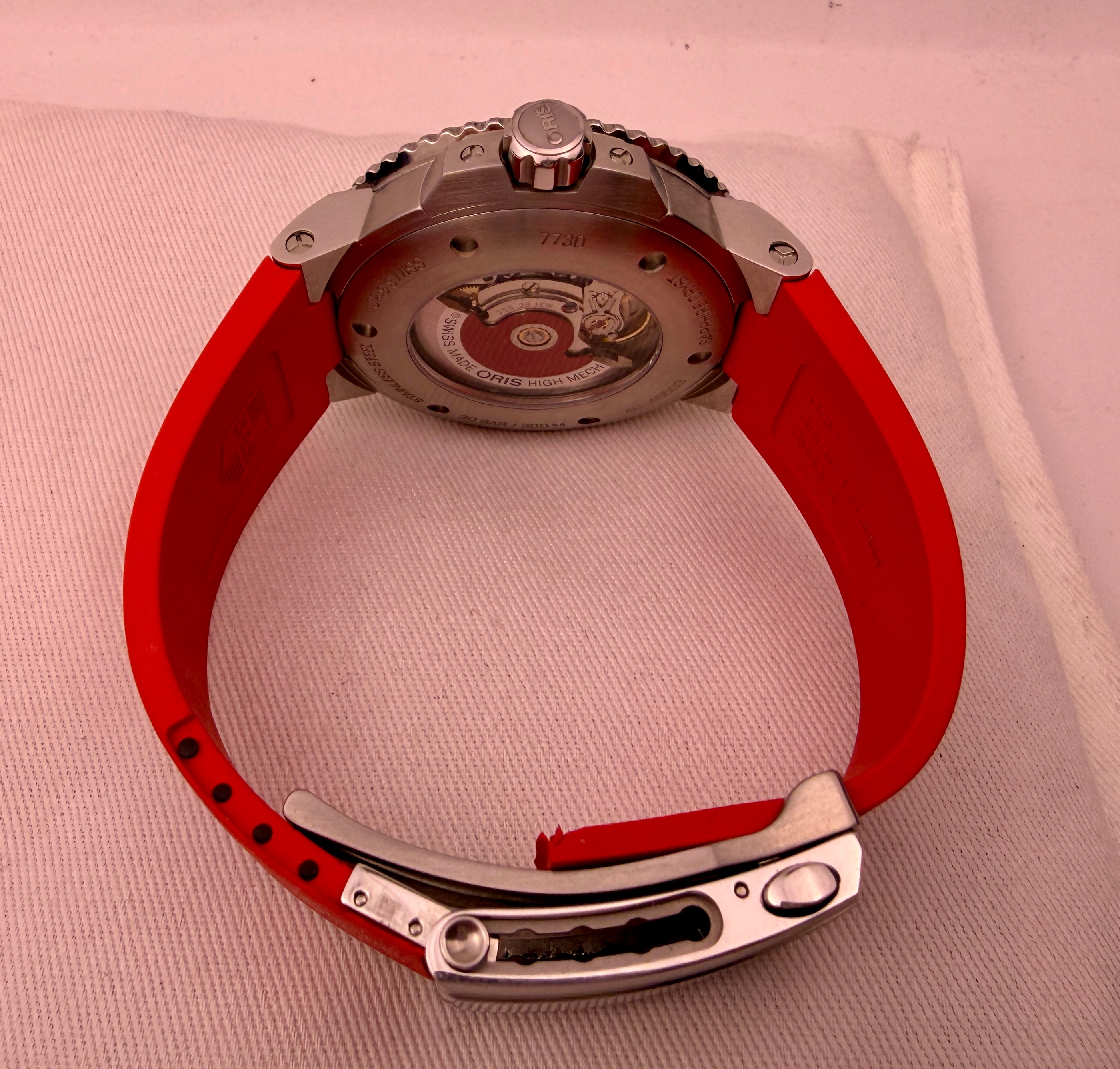 CASE #580 — ORIS AQUIS DATE RELIEF GREY DIAL / RED RUBBER REF. 01 733 7730 4153-07 4 24 66EB