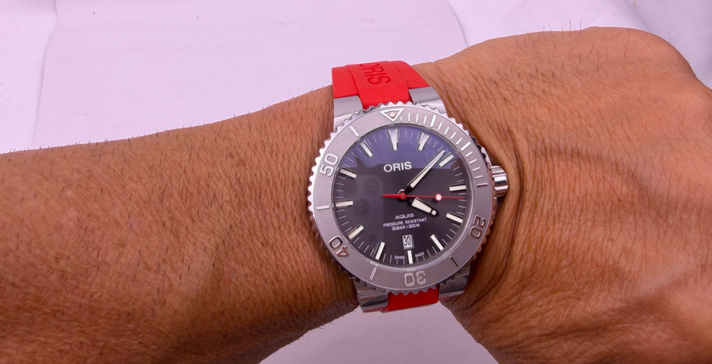 CASE #580 — ORIS AQUIS DATE RELIEF GREY DIAL / RED RUBBER REF. 01 733 7730 4153-07 4 24 66EB