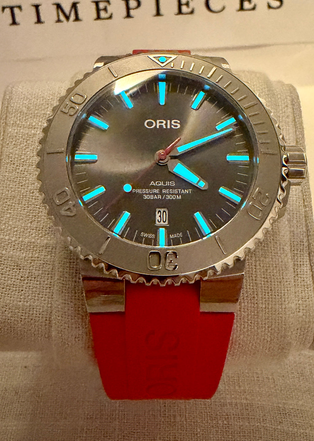CASE #580 — ORIS AQUIS DATE RELIEF GREY DIAL / RED RUBBER REF. 01 733 7730 4153-07 4 24 66EB